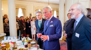 Prinţul de Wales a fost prezent joi, pentru mai bine de o oră, în elegantul palat ce găzduieşte Institutul Cultural Român din Londra, pentru a vizita expoziţia de acuarele asociată volumului bibliofil “Transylvania Florilegium”