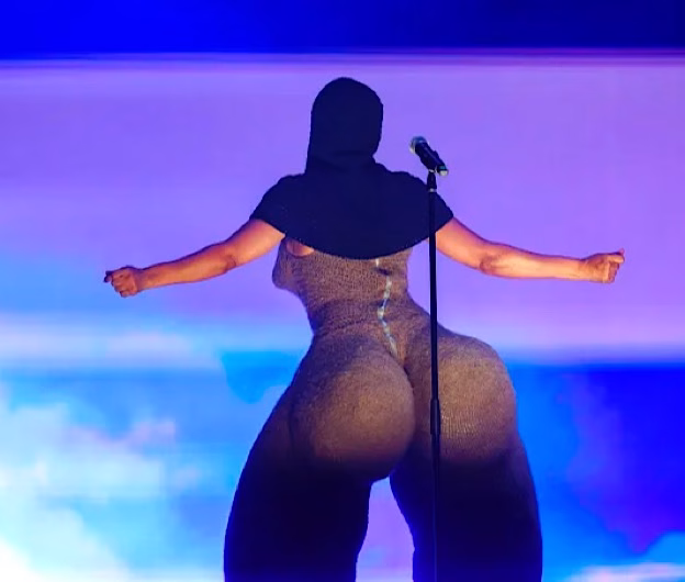 Erykah Badu, în centrul atenției cu un costum sculptural la Billboard Women in Music: simbolism, artă și controversă
